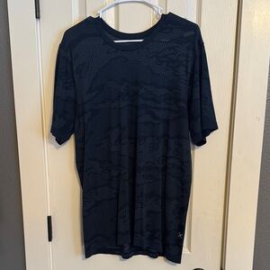 Mens Lululemon work out t-shirt in a cool black and gray color/camo pattern L